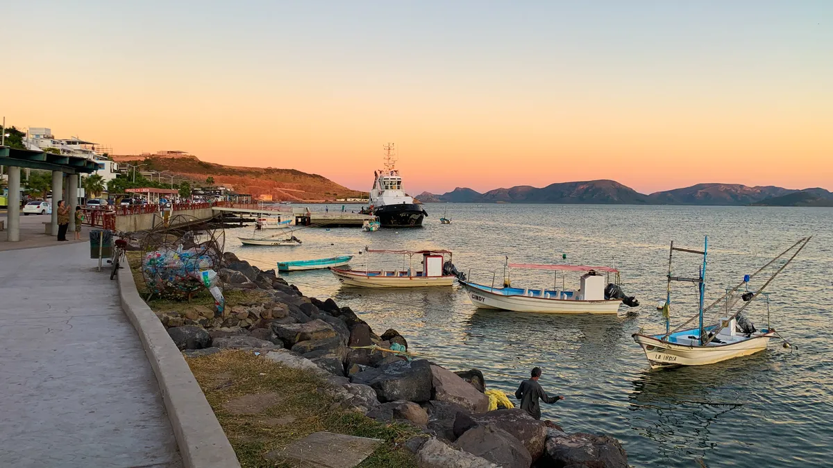 Embarcaciones menores fondeadas frente a Topolobampo, en la bahía de Ohuira.