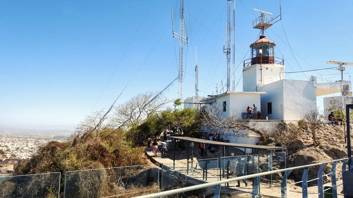El faro del Cerro del Crestón, sobre Mazatlán, con la ciudad y la costa al fondo.