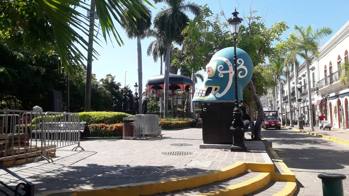 Vista de la Plazuela Machado, con su kiosco central, en el Centro Histórico de Mazatlán.