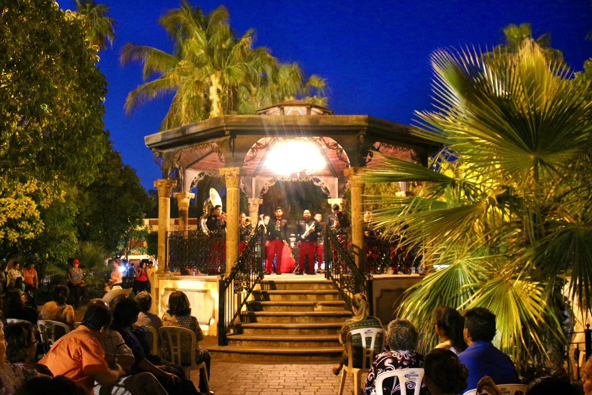 Personas reunidas en la plaza principal de Mocorito un viernes por la tarde.