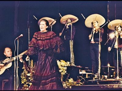 Lola Beltrán actuando en el Teatro L’Olympia de París, 1979.